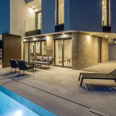 Front In Dingac With Sauna 度假居 *