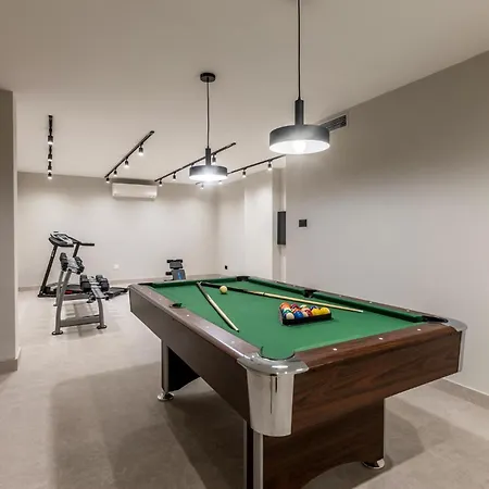 Front In Dingac With Sauna 度假居 *